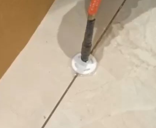 天等瓷砖空鼓维修公司专业解答瓷砖在铺贴过程中，如果没有涂抹均匀到位的粘结材料（如水泥砂浆或瓷砖胶），可能会导致以下问题